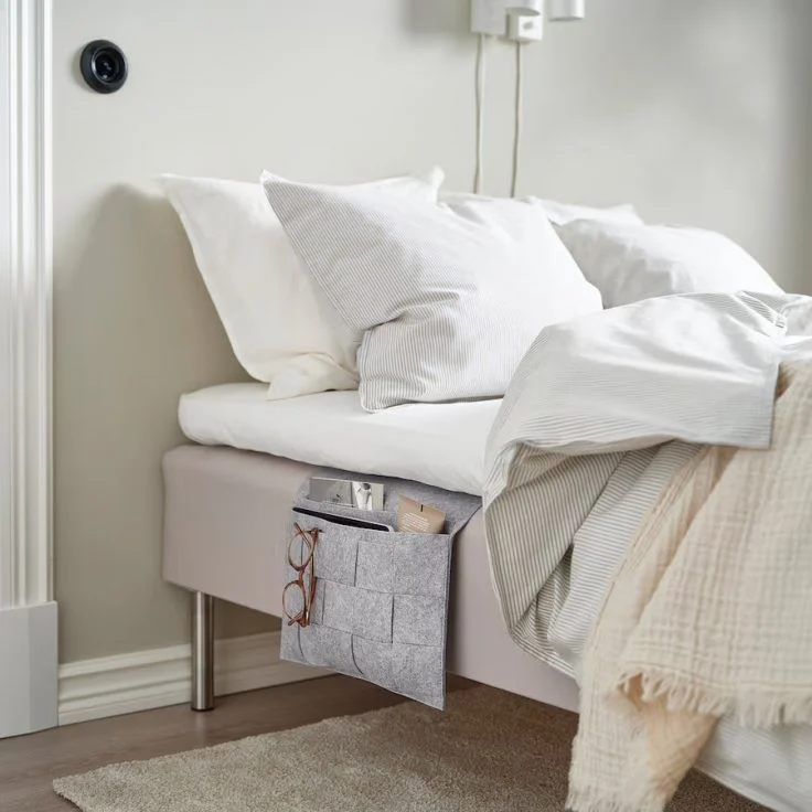SILÄNG – Opbergvak voor in het bed, vilt, IKEA €3,99