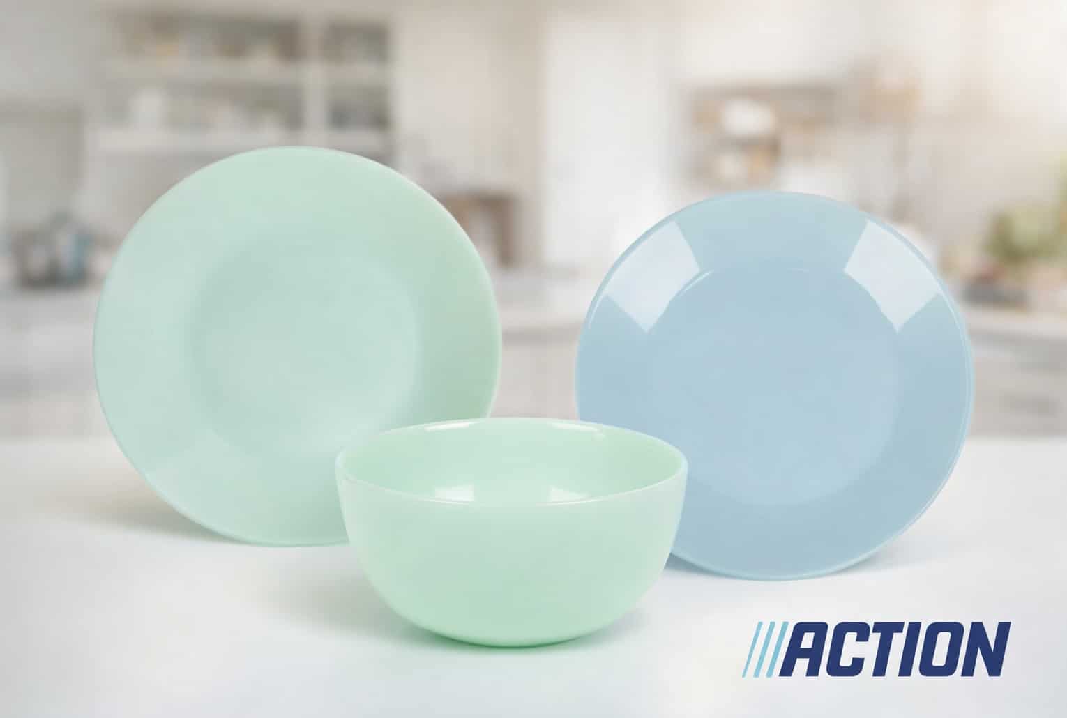 Assiette Action in bevroren blauw glas en trendy pastel servies 2026 in een keuken