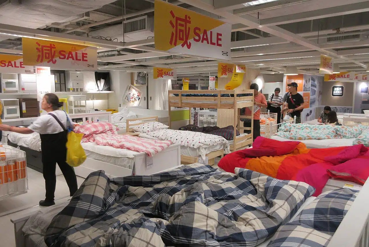 IKEA stelt een converteerbare poef voor die je ruimte omtovert tot slaapkamer, ideaal voor kleinere woningen.