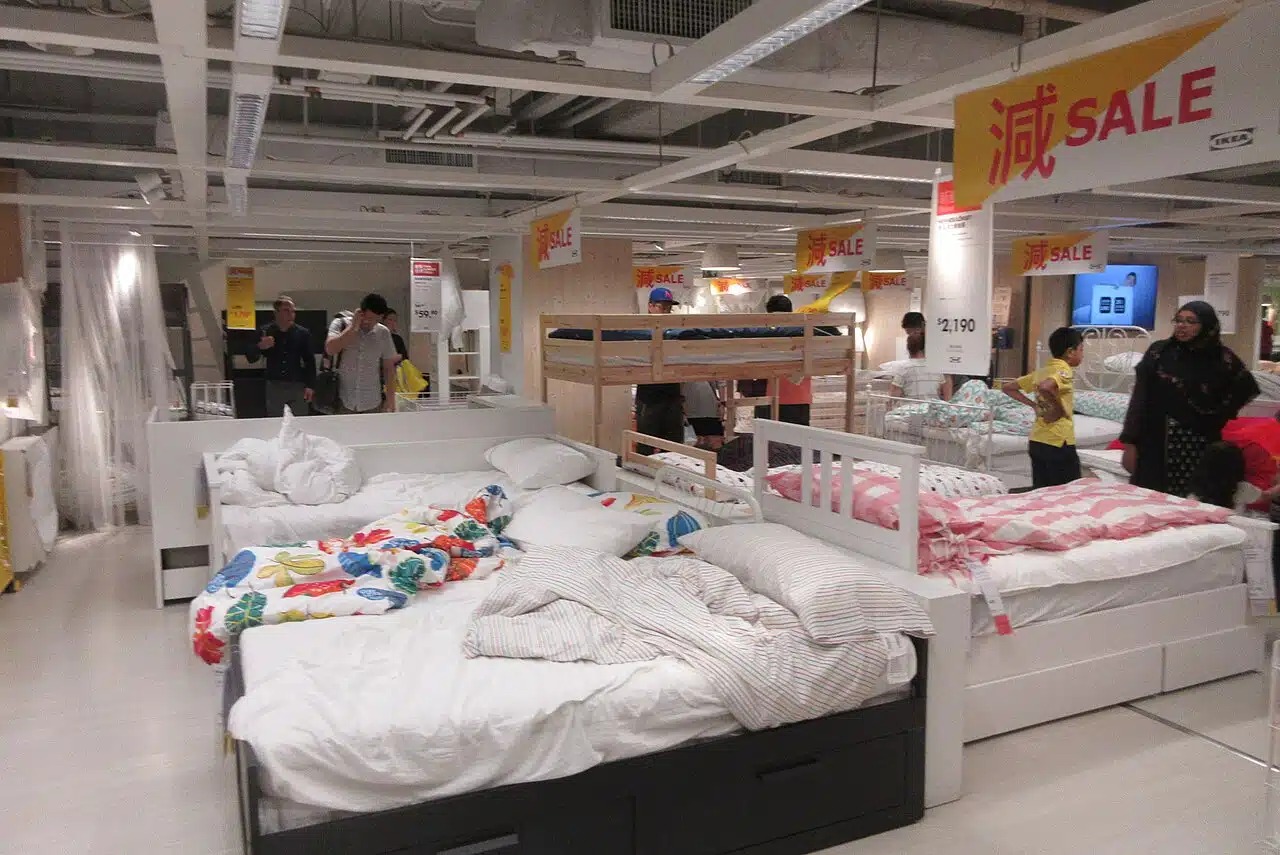 IKEA biedt een converteerbare poef die je ruimte omtovert tot slaapkamer, ideaal voor kleinere woningen.