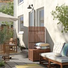 IKEA stelt een tuinscherm voor om uw balkon te veranderen in een intieme haven zonder veel werk of hoog b
